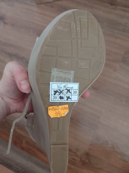 Nowe buty na koturnie 37