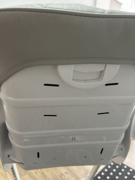 Крісло для годування Carrello з регулюючою спинкою