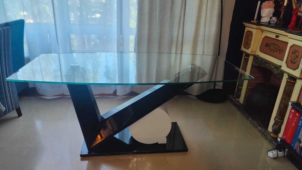 Mesa de jantar em vidro com base escultural moderna