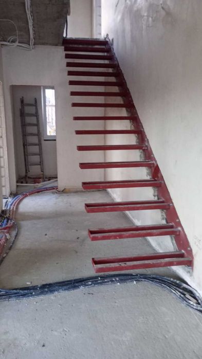 Schody półkowe wspornikowe wiszące - konstrukcja stalowa