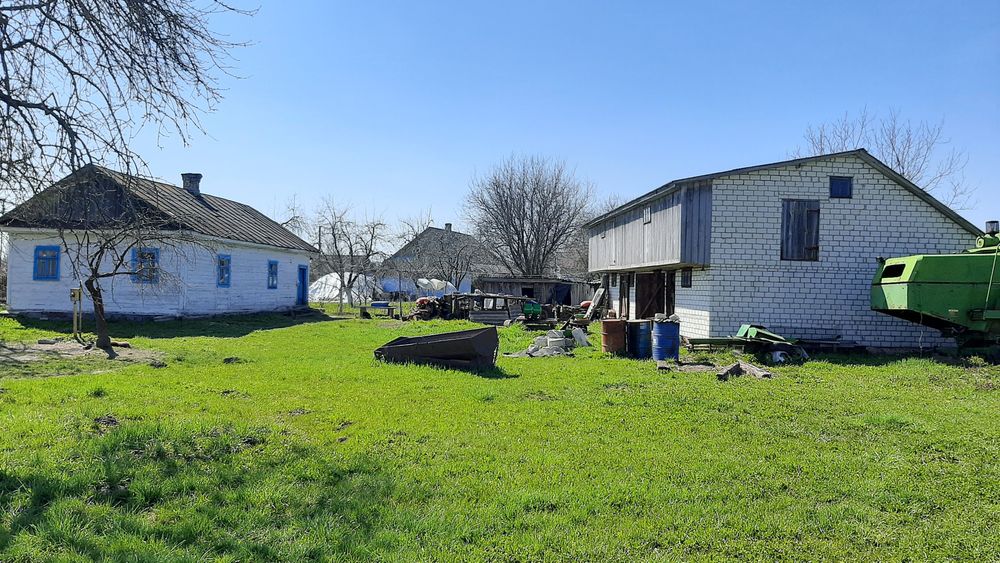 Будинок м.Корець. 74соти землі..