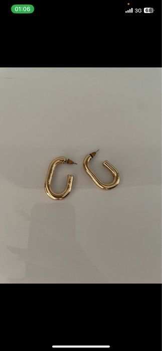 kolczyki koloru złotego