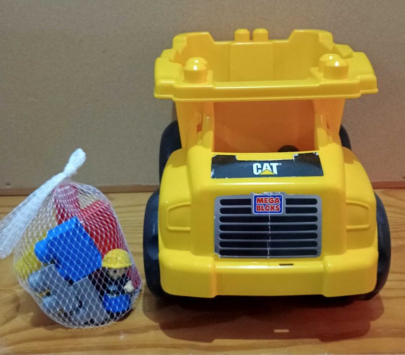 Camião basculante grande CAT.