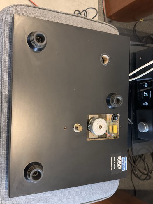 Gramofon rega planet bez ramienia
