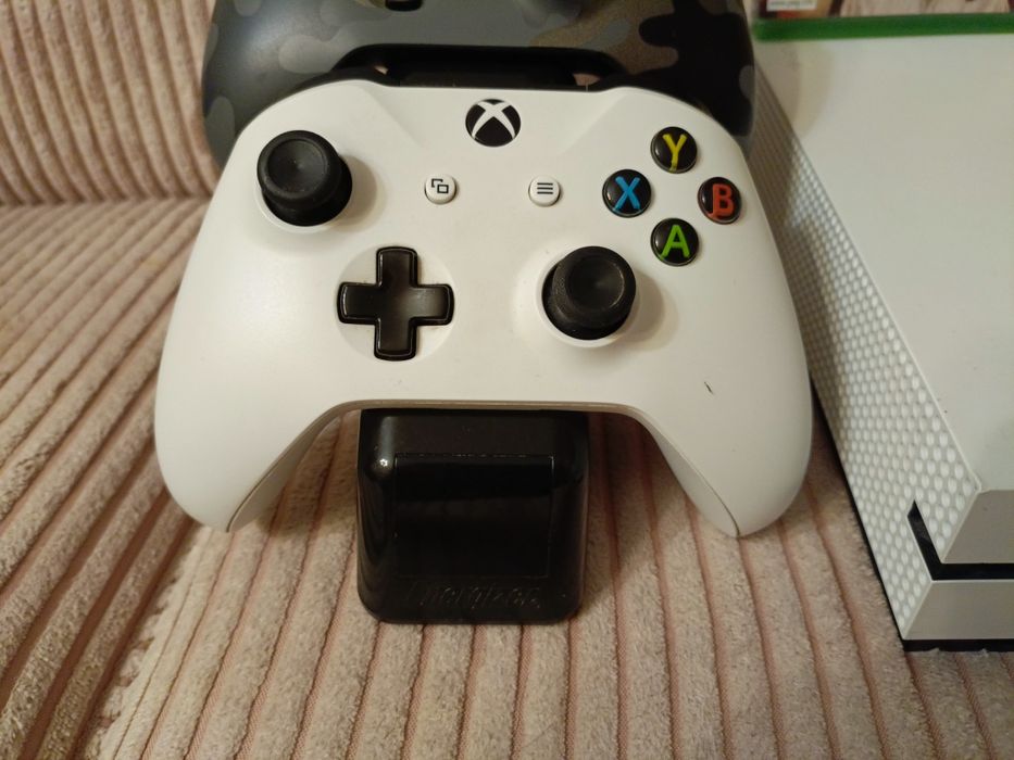 Konsola Xbox One S 1TB 2 pady ładowarka gra