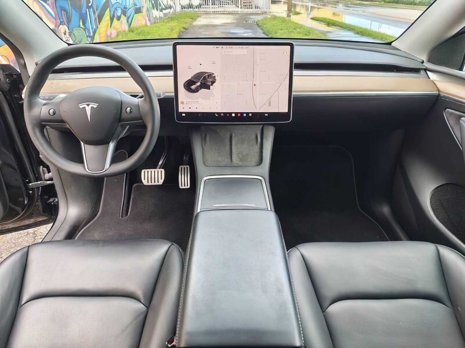 Tesla Model Y      2024