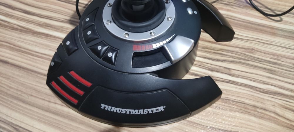 Joystick thrustmaster t flight stick x