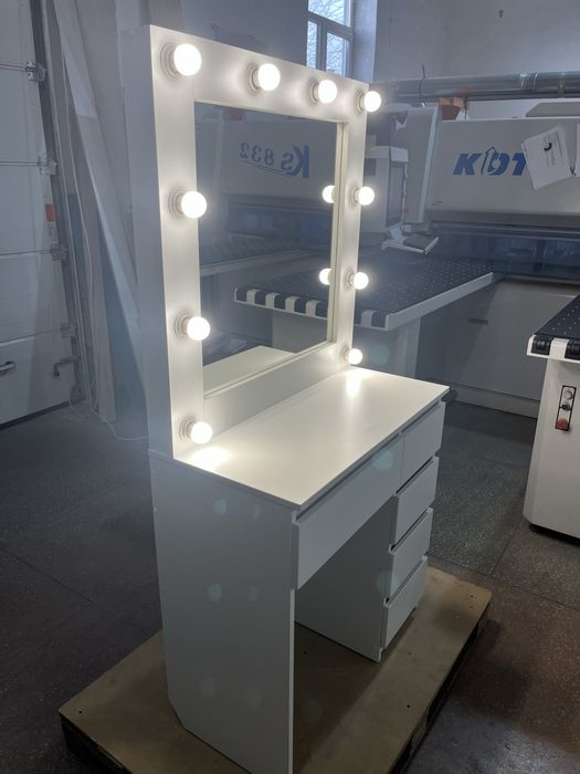 Туалетний столик з підсвіткою косметичний стіл дзеркало для макіяжу