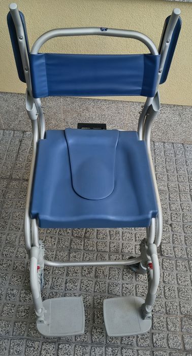 Cadeira de rodas para banho e sanitária