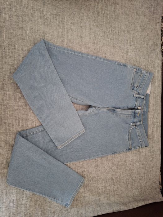 Модний джинсовий одяг в хорошому стані