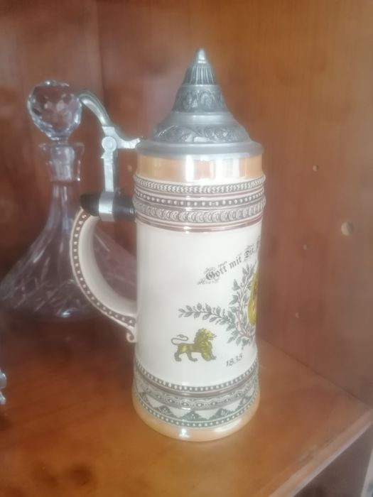 Caneca em cerâmica e estanho