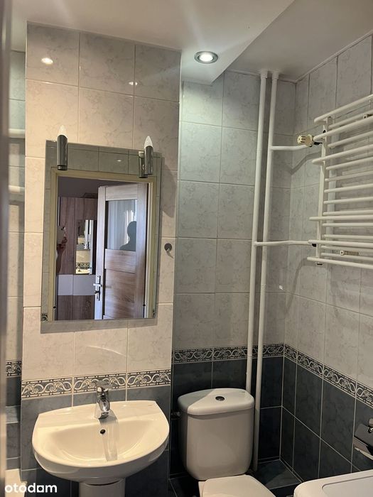 Kawalerka z oddzielną kuchnią, balkonem i piwnicą — do zamieszkania - Więcej