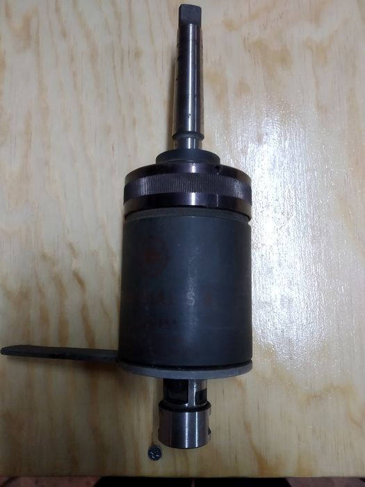 Głowica gwintująca na wiertarkę.