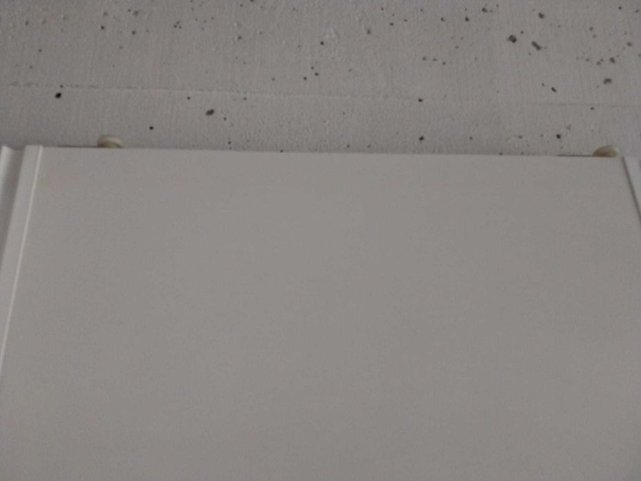 Portas de correr brancas adaptadas para colocar numas calhas