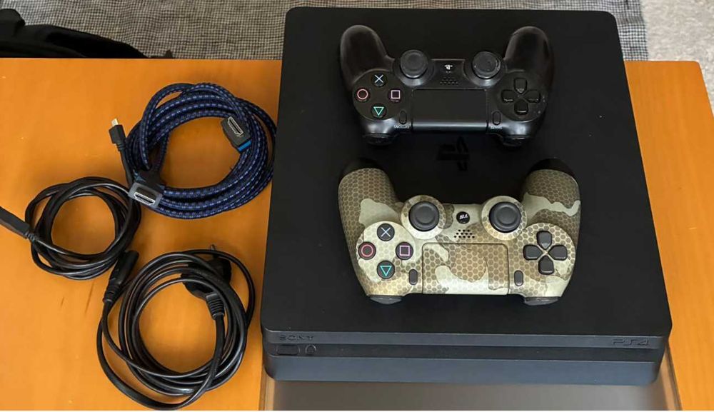 PS4 Slim 1TB + 2 Comandos| Muito Bom Estado