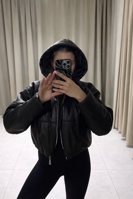 Чорна куртка з екошкіри