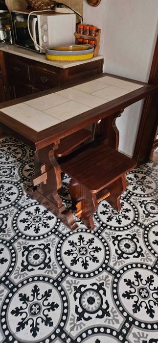 Mesa de Jantar com 2 Bancos