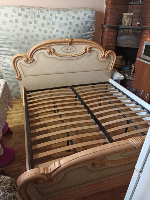 Итальянская двухспальная кровать с ортопедическим матрасом зима-лето