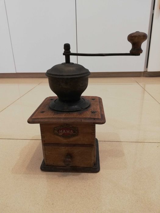 Stary drewniany młynek do kawy na korbkę ręczny