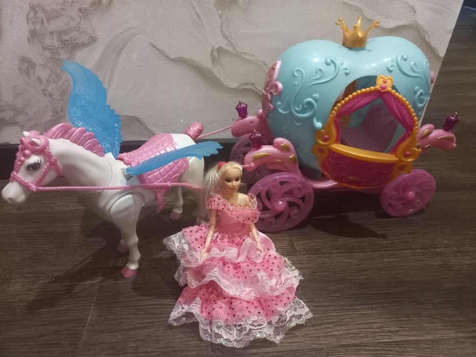 Карета з лялькою