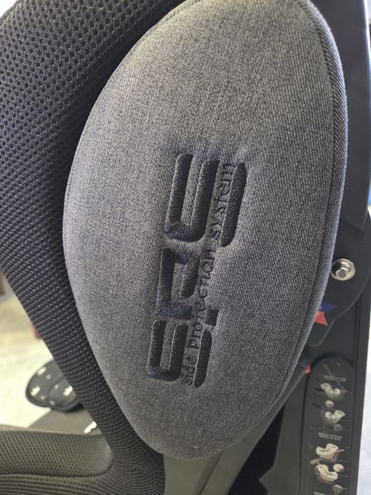 Дитяче автомобільне крісло