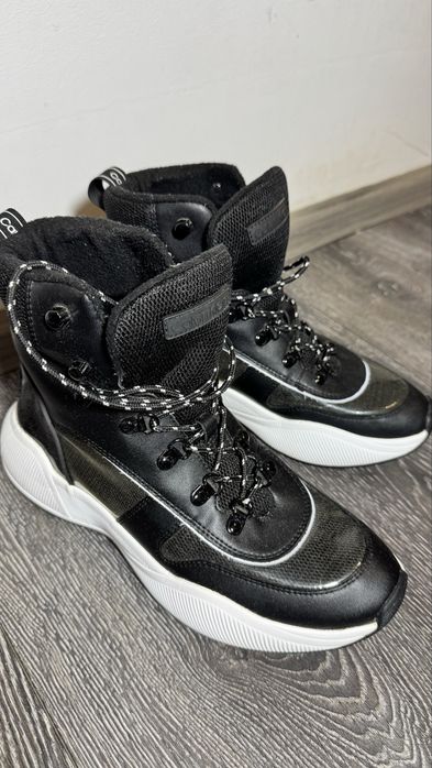 Жіноче звуття Продам кросівки Calvin Klein кросовки