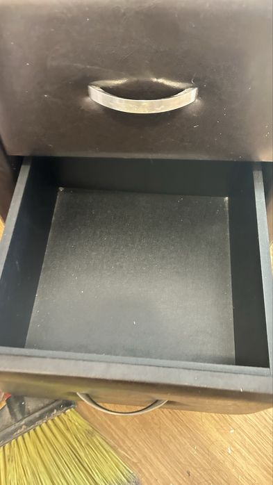 Comoda  castanha escura