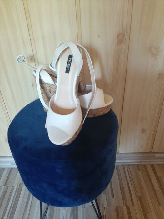 Sandały białe Vices korek