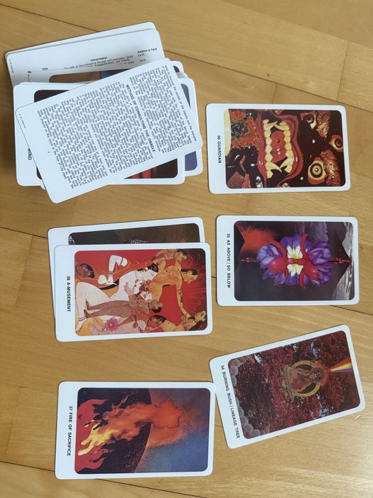 Карти таро  нові.