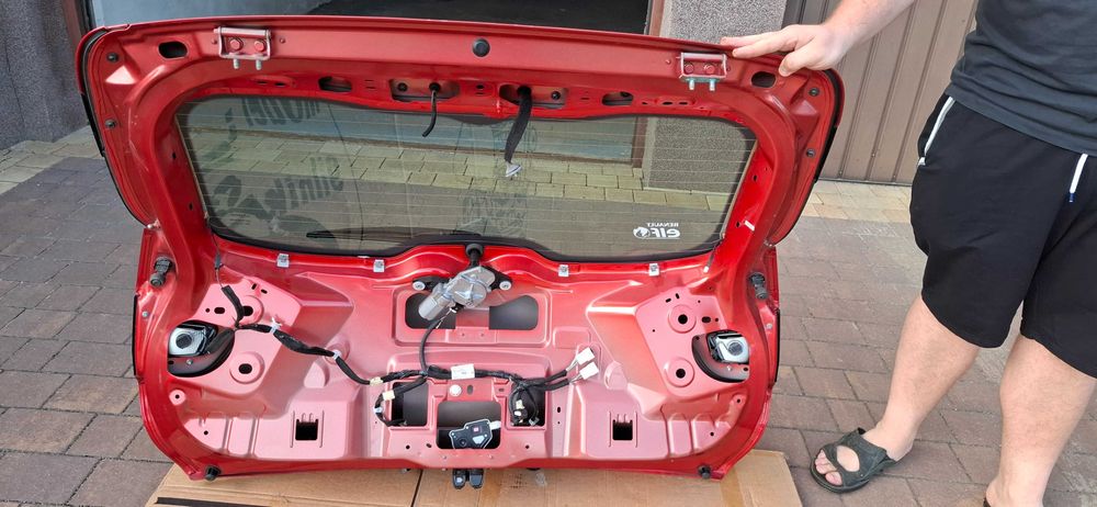 Pokrywa bagażnika Renault Kadjar uszkodzona.