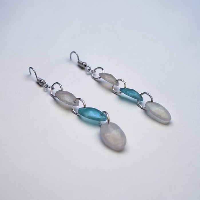 Ręcznie Robione Kolczyki z Żywicy – Błękit i Perłowy Blask