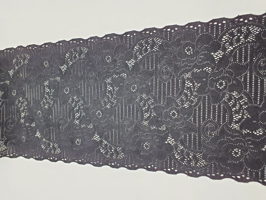 Koronka czarna szer.15 cm.