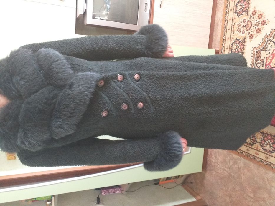 Продам зимове пальто з коміром натурального хутра, розмір 48