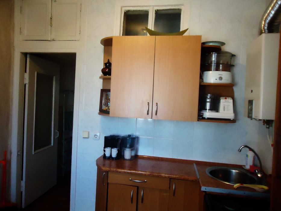 ПРОДАМ великогабаритну 2 кімнатну квартиру  сталинка в закритому дворі район Центрального рінку