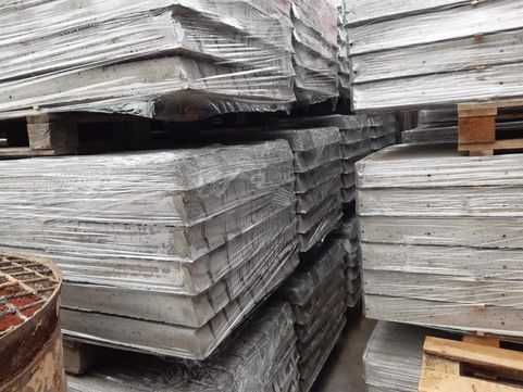 Słupki betonowe ogrodzenia do siatki winorośli pastucha