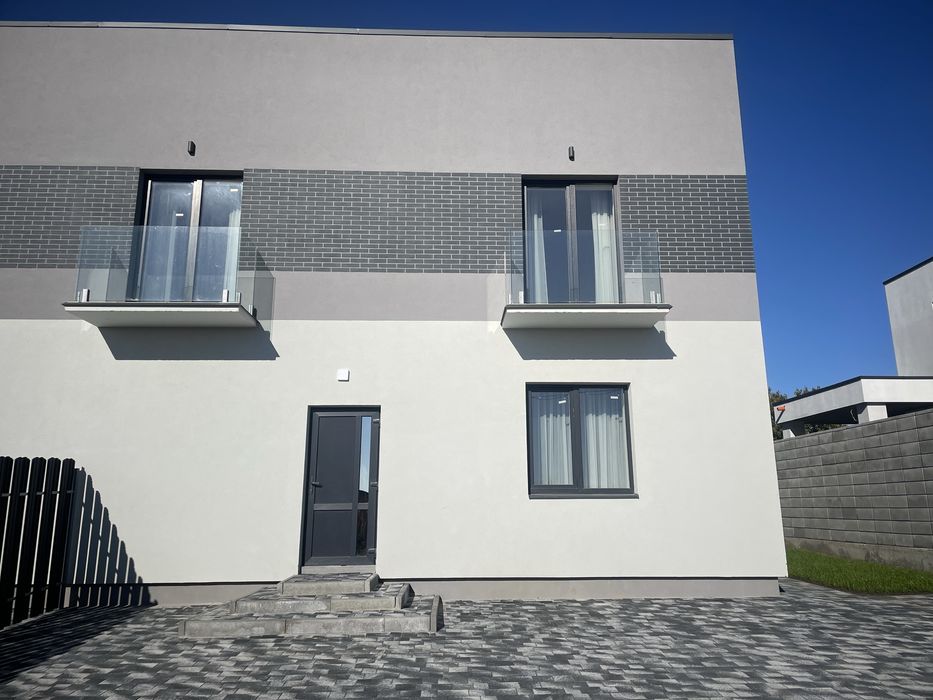 Котедж з ремонтом та великою ділянкою