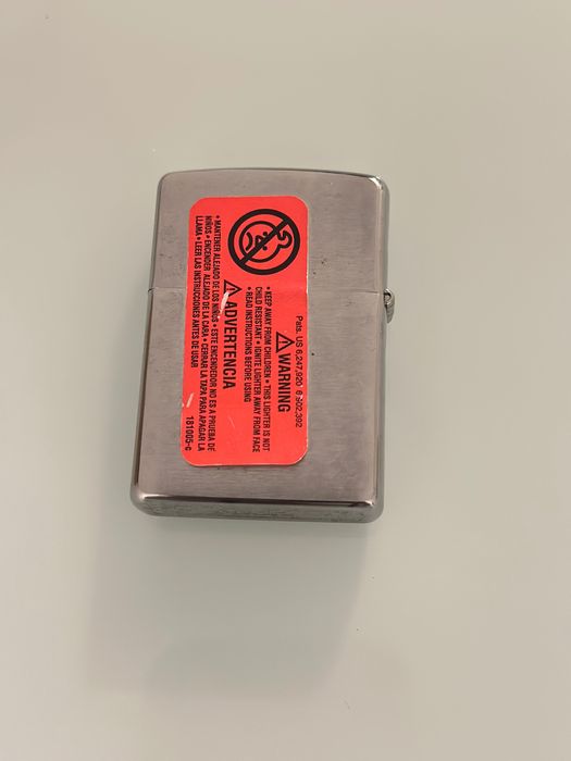 Isqueiro Zippo com icônico logo da Banda Kiss
