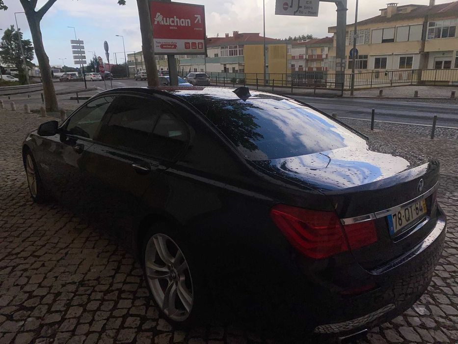 BMW 750I V8 Biturbo 4395 cc 407 cavalos, azul escuro