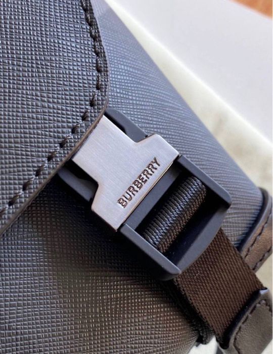 Сумка Burberry Checked logo-embossed messenger мужская чорна чоловіча