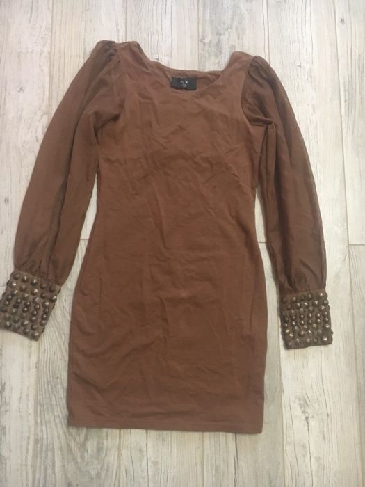 Piękna brązowa sukienka rękaw mgiełka dżety