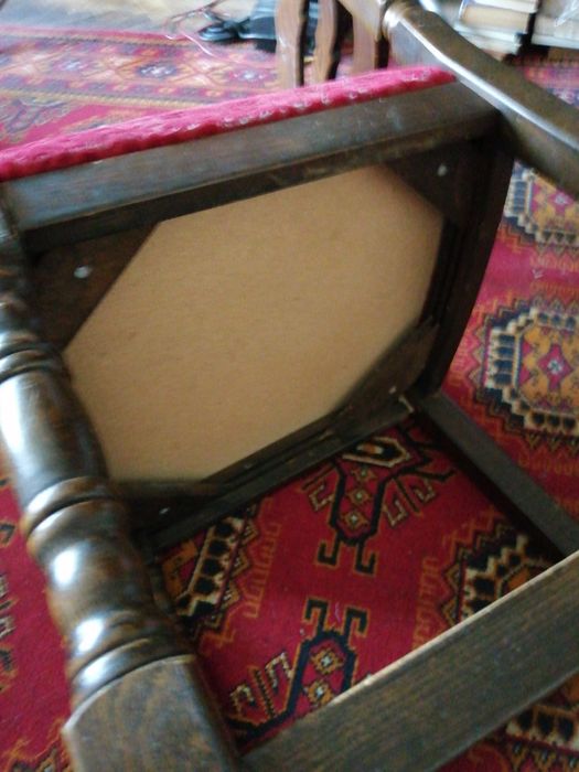 Важки дерев'яні стільці,під реставрацію