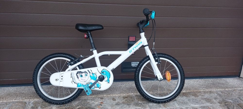 Bicicleta de criança com rodinhas de apoio  para iniciar