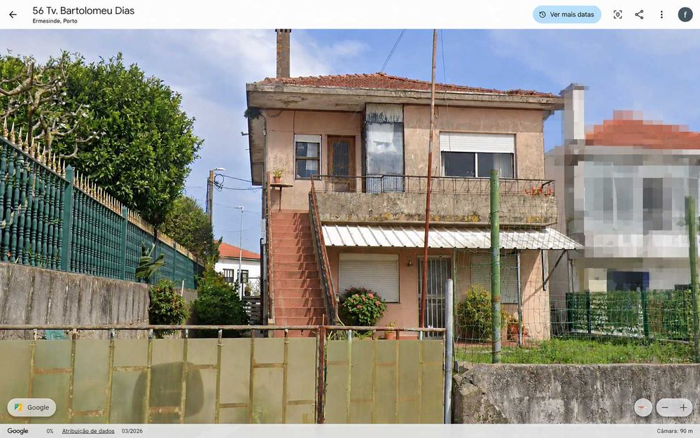 Ermesinde - Moradia de 4 frentes com terreno, em propriedade total com dois andares para restauro/investimento.