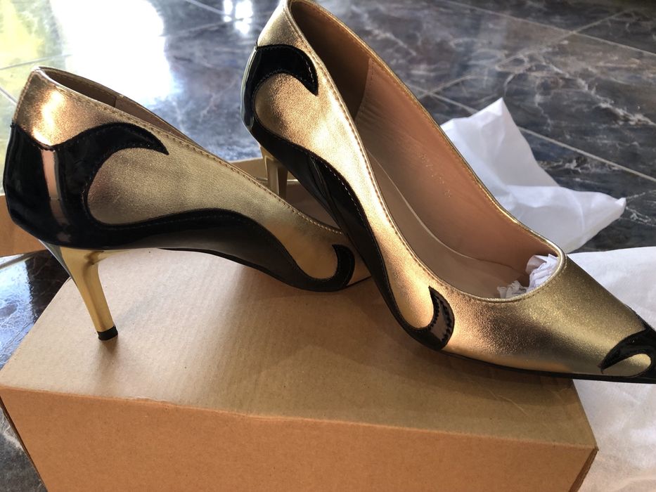 Sapatos senhora preto e dourado muito bonitos