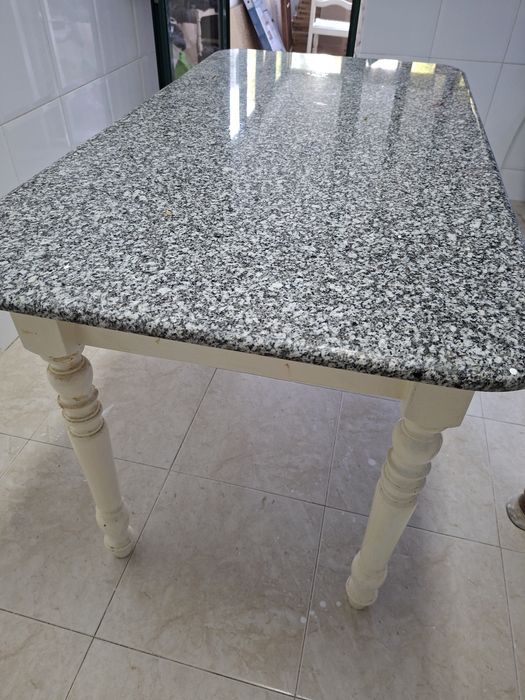 Mesa mármore com cadeiras