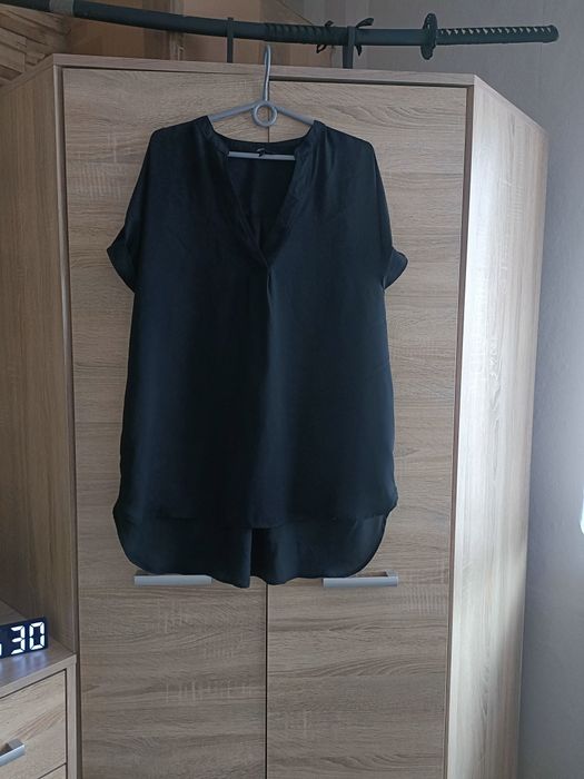 Czarna luźna bluzeczka z dłuższym tyłem