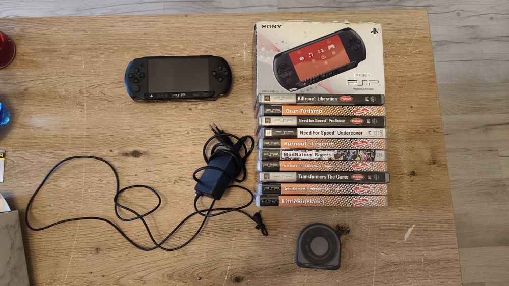 PSP E1000 Street Nowa Bateria + Zestaw 12 gier UMD