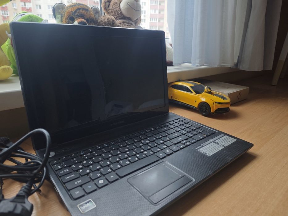 Ноутбук. 15.6. Emashines e 442. Працюючий. Не працює екран.