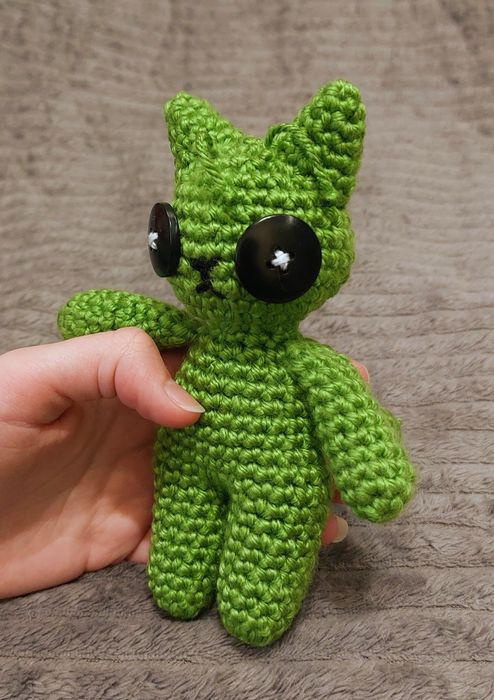 Mały pluszak kotek kosmita na szydełku