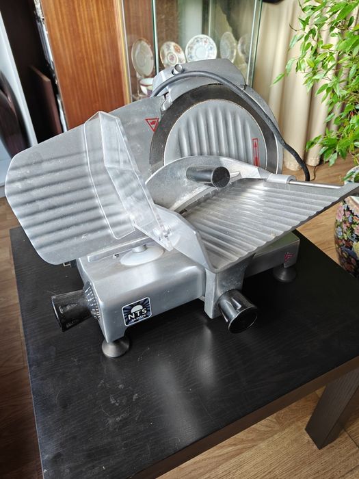 Fiambreira eléctrica NTS Maquina de cortar carnes, pouco usada, indust
